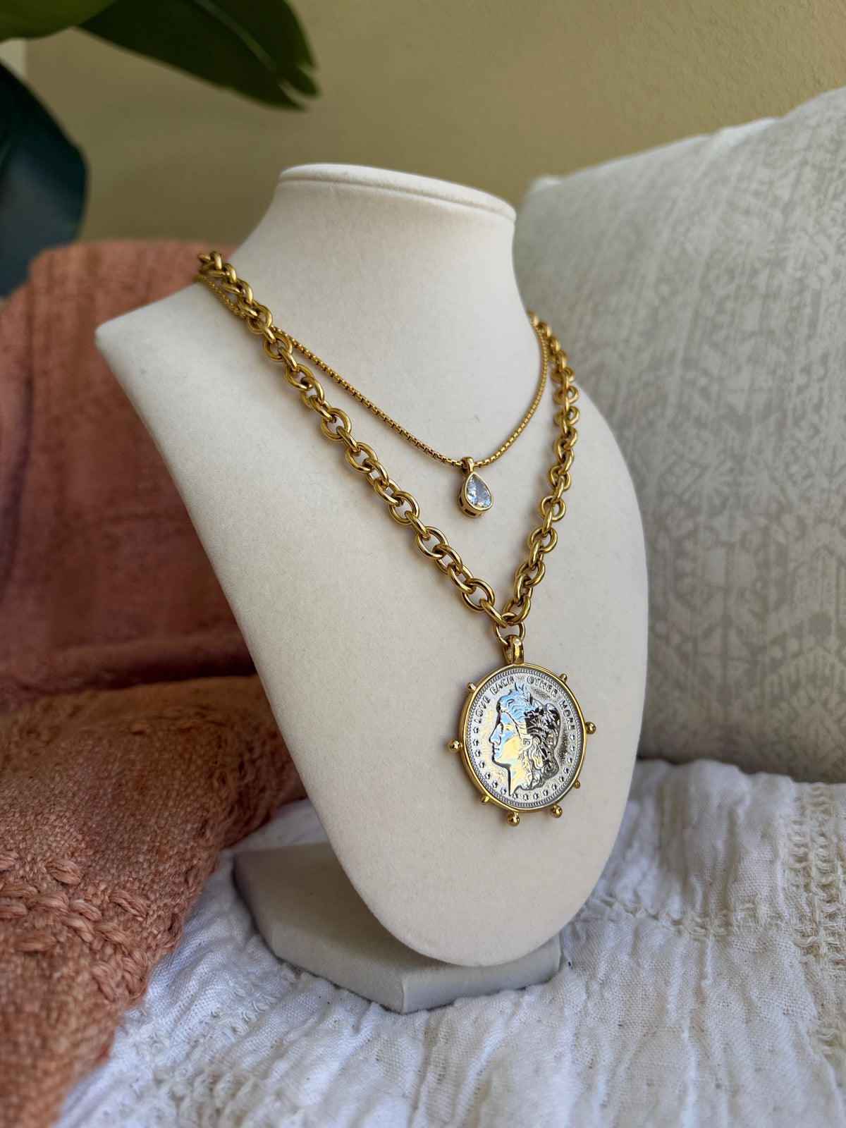 Kelly Pendant Necklace Gold