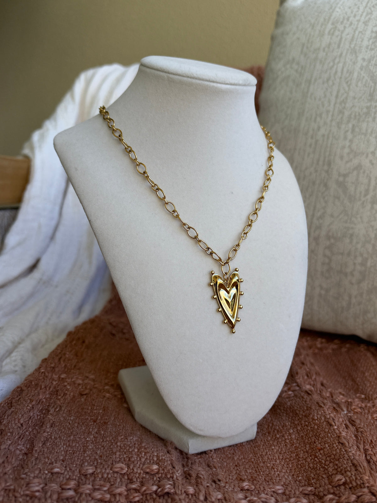 Falling for You Necklace Gold