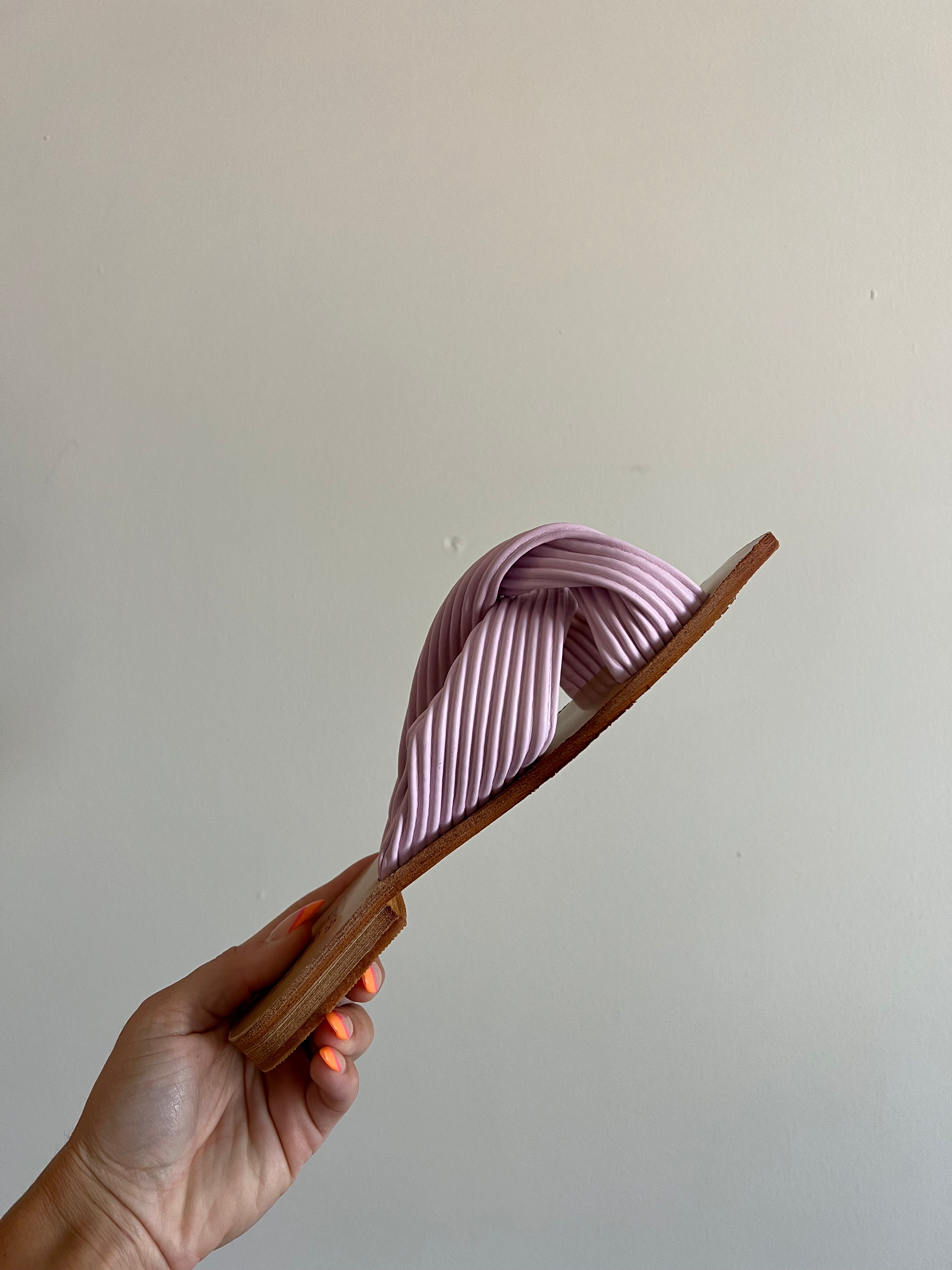 LANA TWIST TIE SLIDES PERI PINK