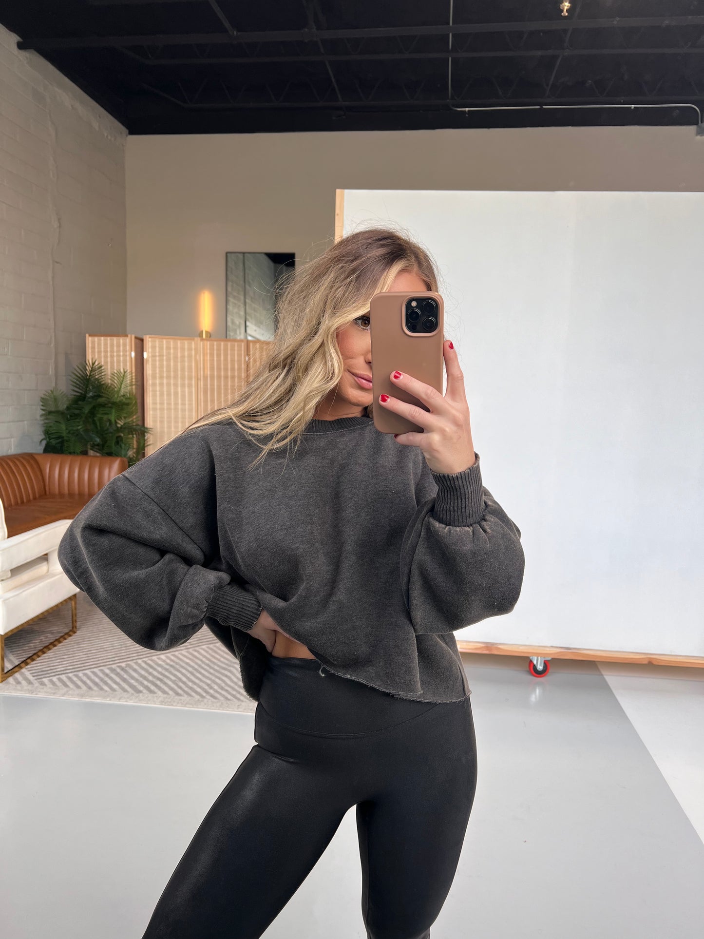 Staying in Cropped Crewneck Ash Black