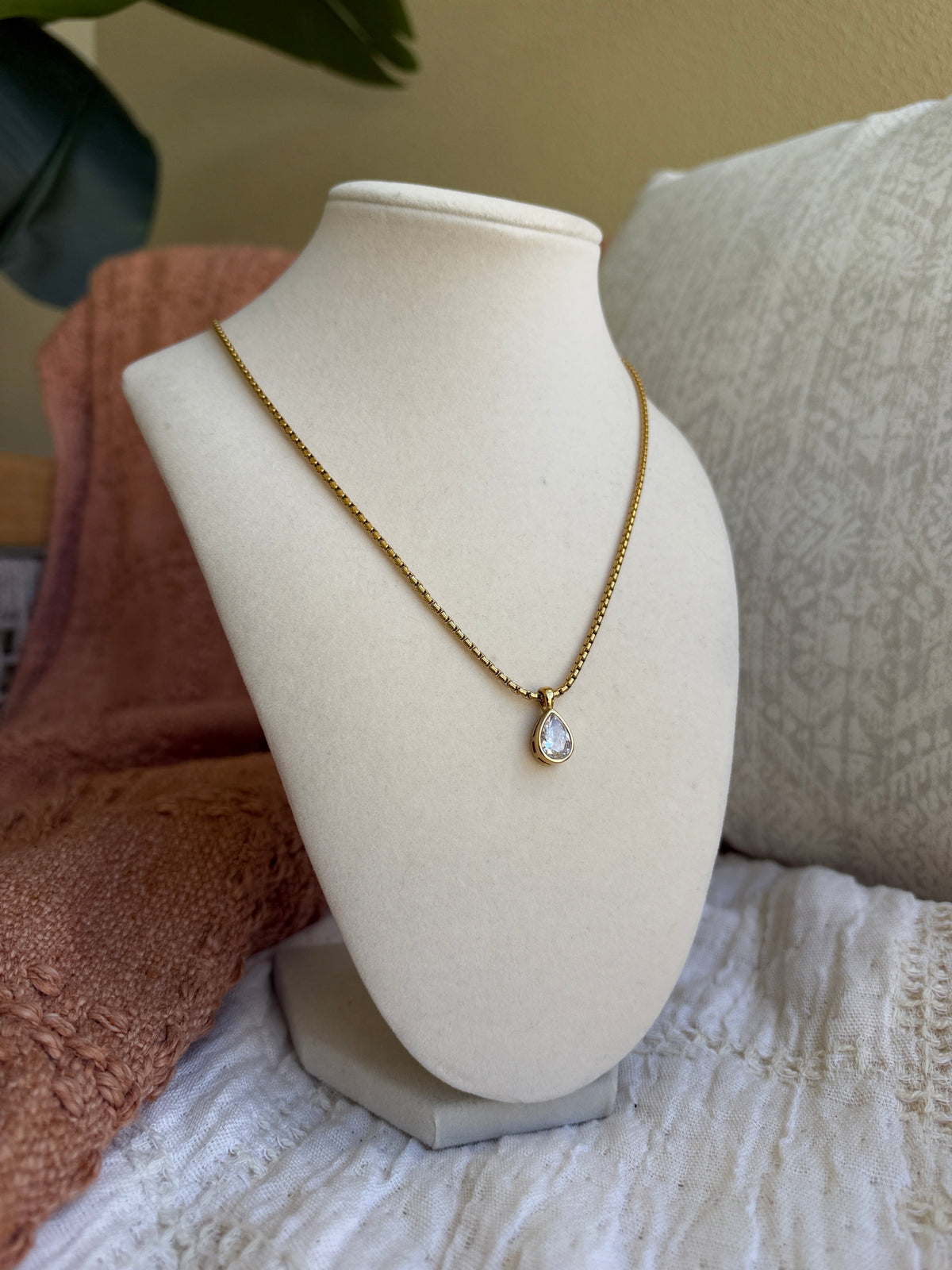 Kelly Pendant Necklace Gold