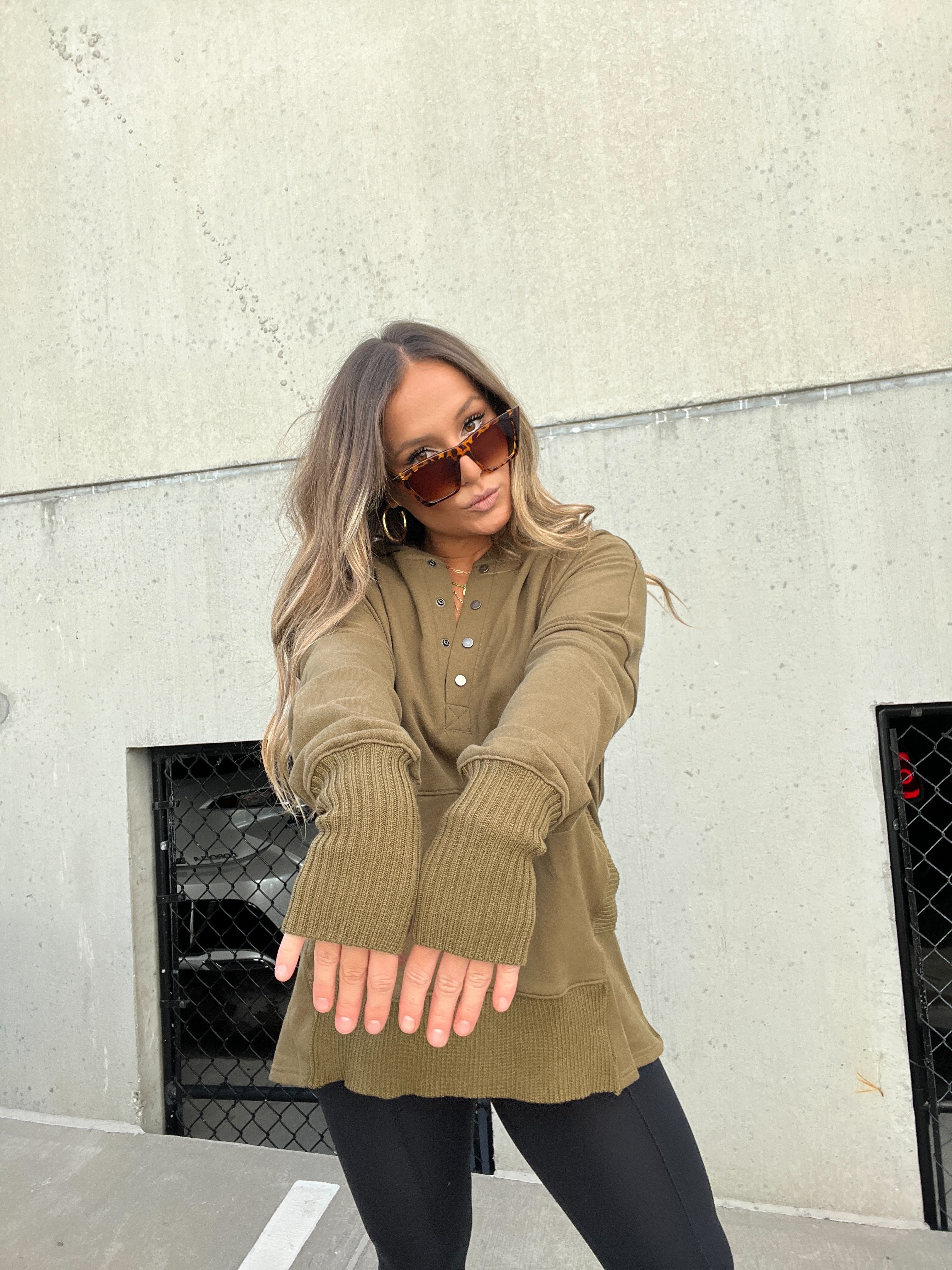 FIRST CLASS HOODIE OLIVE