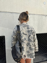 Load image into Gallery viewer, VINTAGE CAMO UTILITY JACKET
