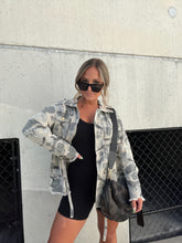 Load image into Gallery viewer, VINTAGE CAMO UTILITY JACKET
