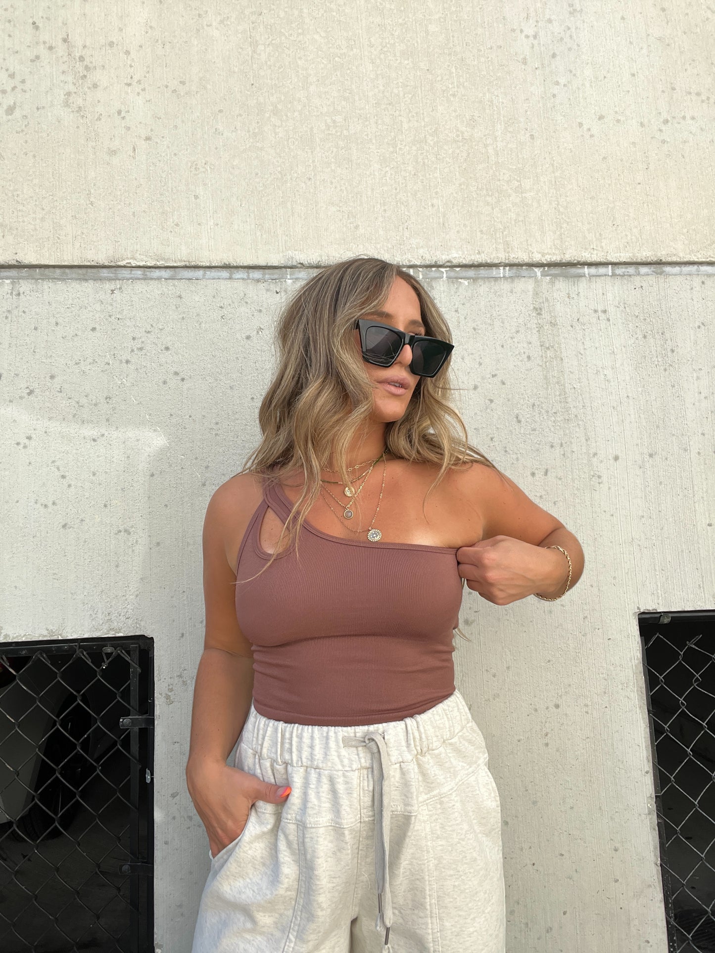 BECKS ONE SHOULDER TOP BROWN