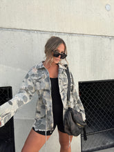 Load image into Gallery viewer, VINTAGE CAMO UTILITY JACKET
