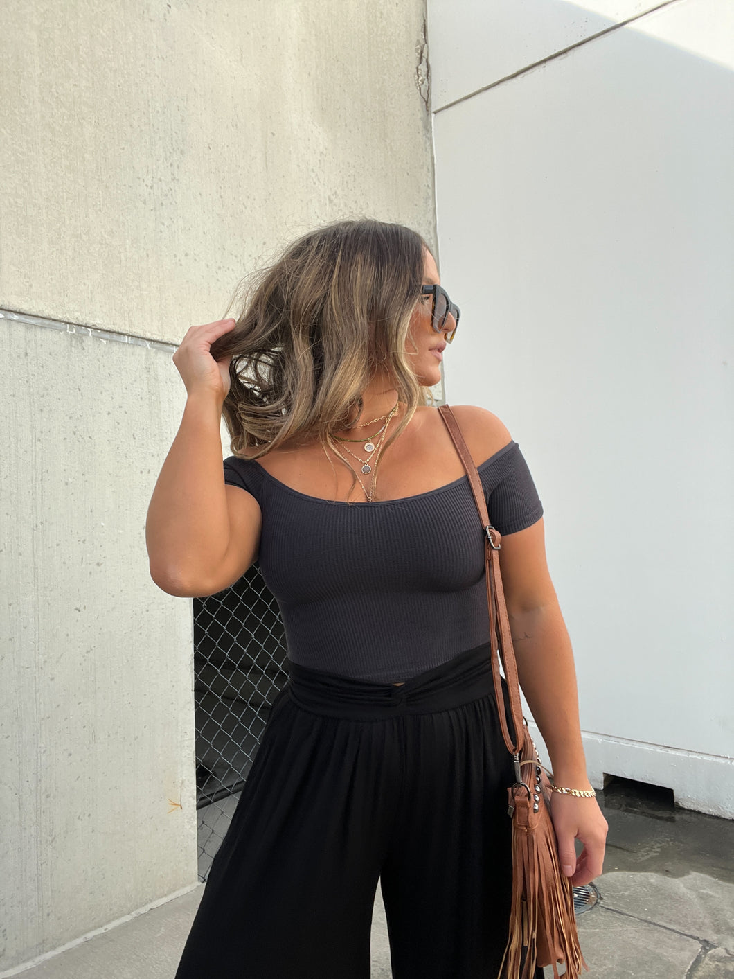 OFF THE SHOULDER BASIC TOP BLK