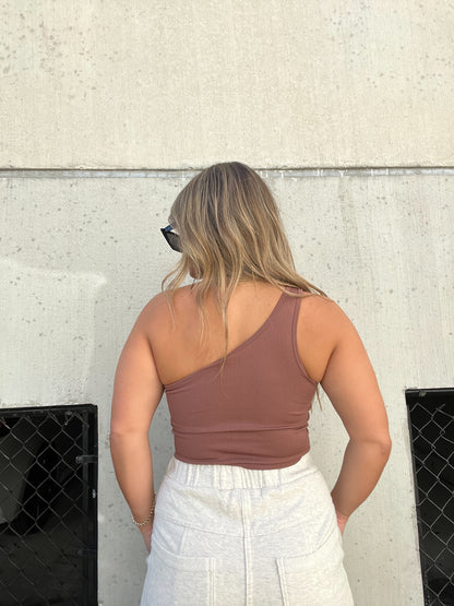 BECKS ONE SHOULDER TOP BROWN