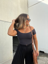 Load image into Gallery viewer, OFF THE SHOULDER BASIC TOP BLK
