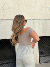 Load image into Gallery viewer, TAUPE OFF THE SHOULDER BASIC TOP
