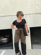 Load image into Gallery viewer, SCOOP ME UP BASIC TEE BLACK
