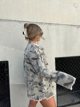 Load image into Gallery viewer, VINTAGE CAMO UTILITY JACKET
