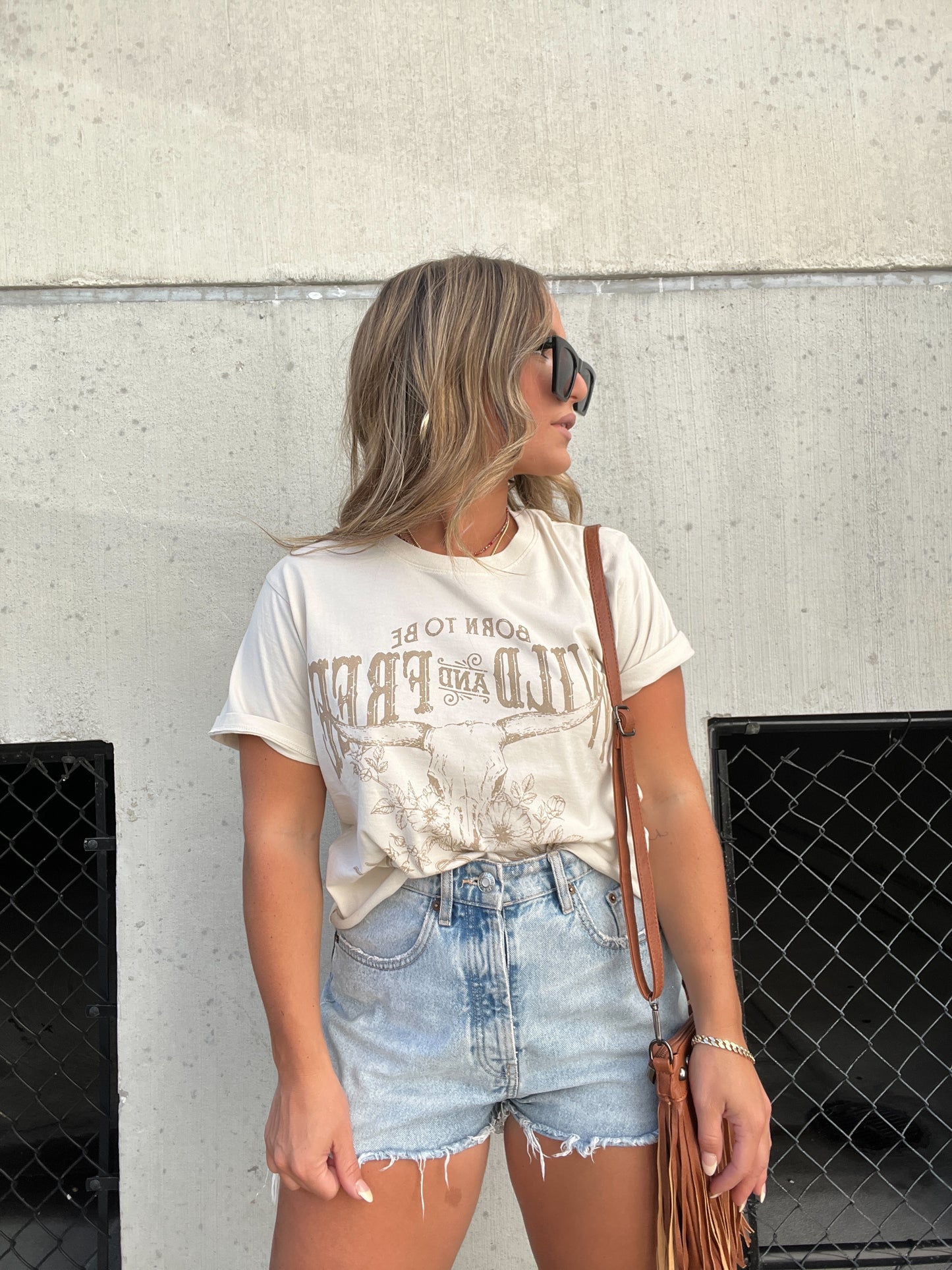 BORN TO BE WILD AND FREE TEE BEIGE