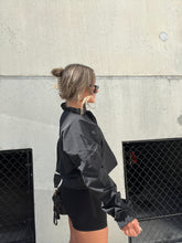 Load image into Gallery viewer, WALK OUT WIND BREAKER BLACK

