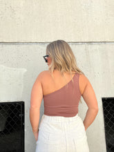 Load image into Gallery viewer, BECKS ONE SHOULDER TOP BROWN
